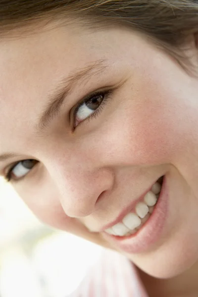 Portret Nastolatka Uśmiechający Się — Zdjęcie stockowe