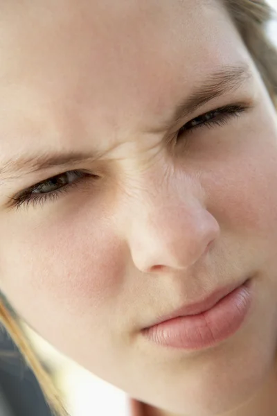 Πορτραίτο Του Έφηβου Κοριτσιού Frowning — Φωτογραφία Αρχείου