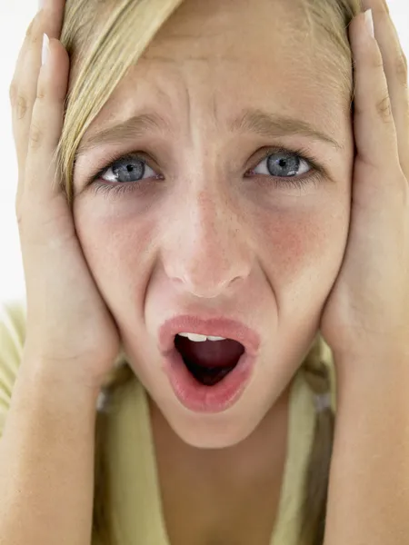 Portret nastoletnia dziewczyna krzyczy — Zdjęcie stockowe