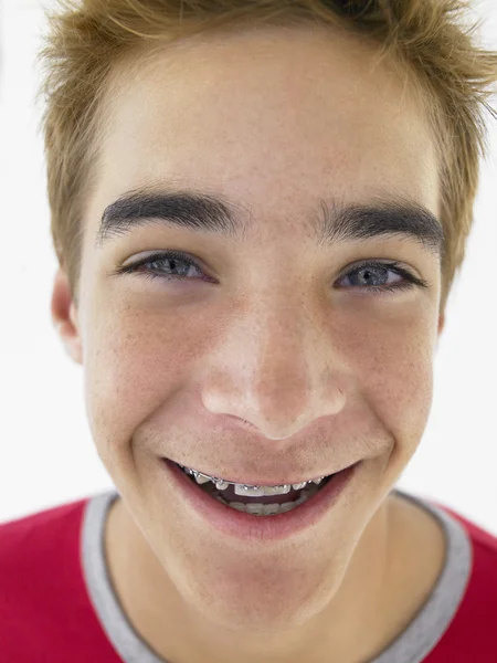 Porträtt av tonårspojke leende — Stockfoto