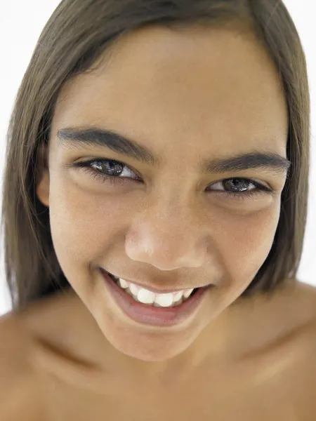 Muotokuva esi-teini tyttö hymyilee — kuvapankkivalokuva