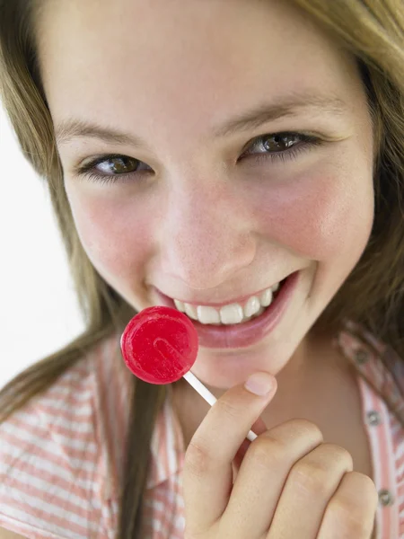 十几岁的女孩吃棒棒糖的肖像 — 图库照片