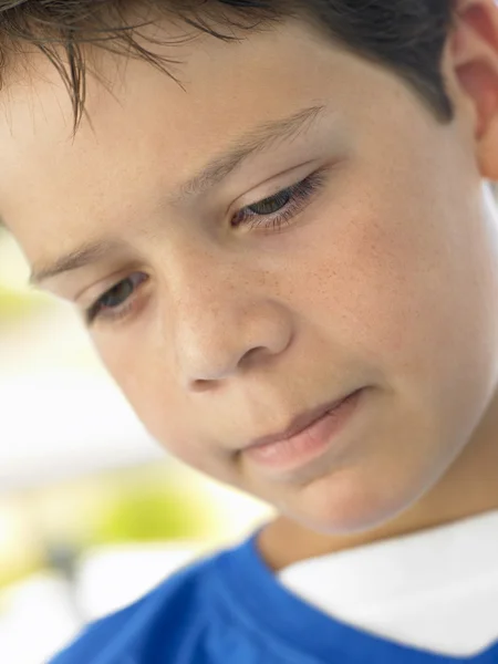 Портрет Мальчика Выглядящего Несчастным — стоковое фото