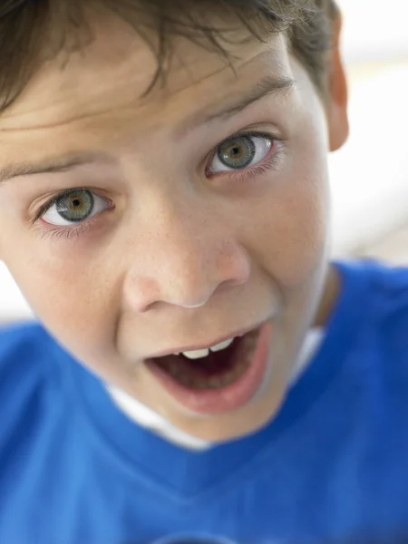 Retrato de menino olhando surpreso — Fotografia de Stock