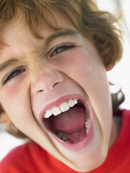 Porträtt av pojke skriker — Stockfoto