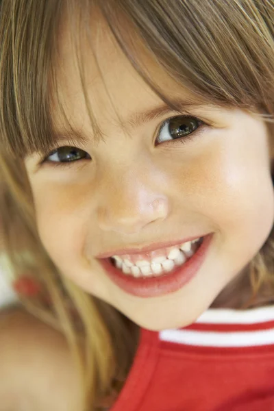 Πορτραίτο Κοριτσιού Που Είναι Χαμογελώντας — Φωτογραφία Αρχείου