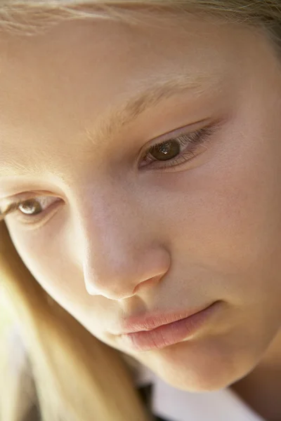 Retrato de menina olhando infeliz — Fotografia de Stock