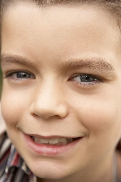 Portret chłopca, uśmiechając się — Zdjęcie stockowe