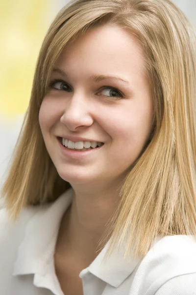 Retrato de una adolescente sonriendo — Foto de Stock
