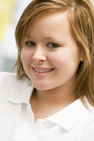 Porträtt av tonårig flicka leende — Stockfoto