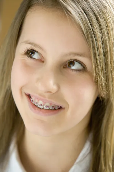 Portret nastolatka uśmiechający się — Zdjęcie stockowe