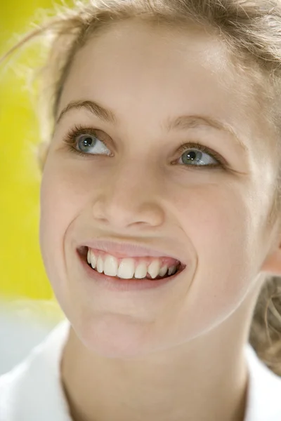 Portret Van Tienermeisje Glimlachen — Stockfoto