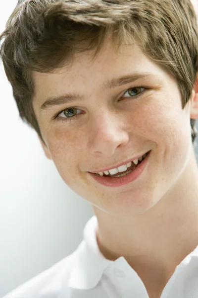 Retrato Adolescente Menino Sorrindo — Fotografia de Stock