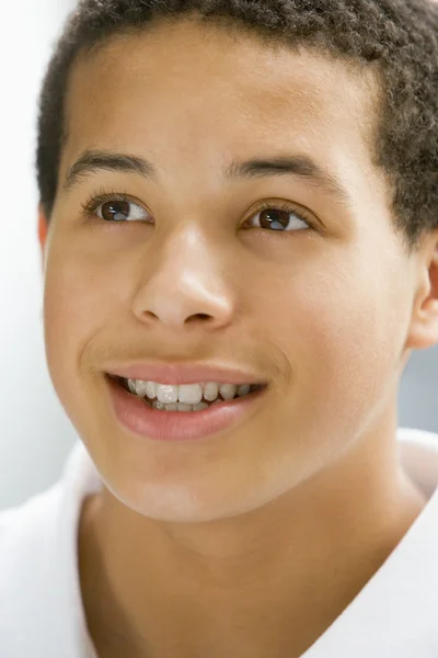 Портрет мальчика-подростка улыбающегося — стоковое фото