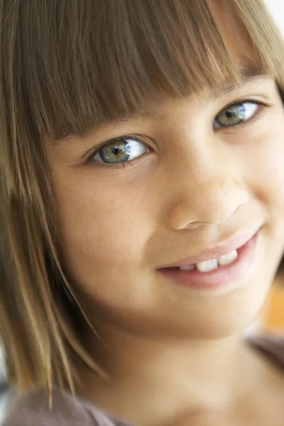 Retrato de niña sonriendo — Foto de Stock