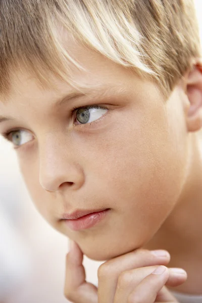 Портрет мальчика, выглядящего подавленным — стоковое фото
