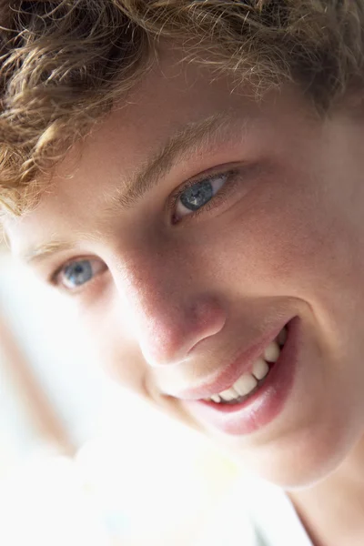 Porträtt av tonårspojke leende — Stockfoto