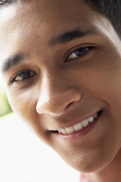 Portret nastoletni chłopak uśmiechając się — Zdjęcie stockowe
