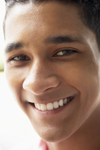 Πορτραίτο Του Έφηβου Αγοριού Χαμογελώντας — Φωτογραφία Αρχείου