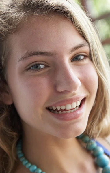 Gülümseyen Genç Kız Portresi — Stok fotoğraf