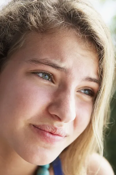 Retrato Adolescente Menina Olhando Preocupado — Fotografia de Stock