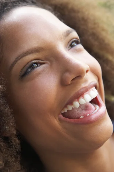 Portret van tienermeisje glimlachen — Stockfoto
