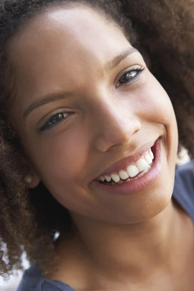 Portret van tienermeisje glimlachen — Stockfoto