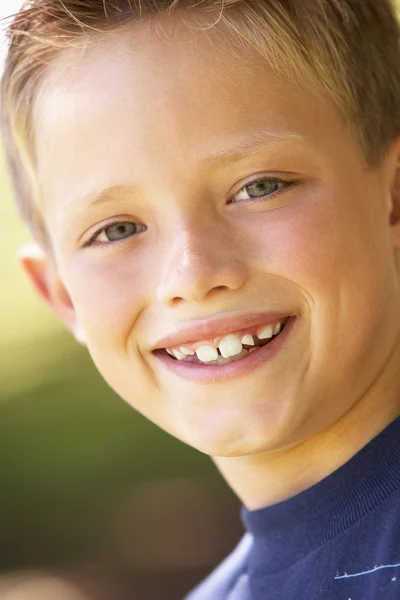 笑みを浮かべて男の子の肖像画 — ストック写真