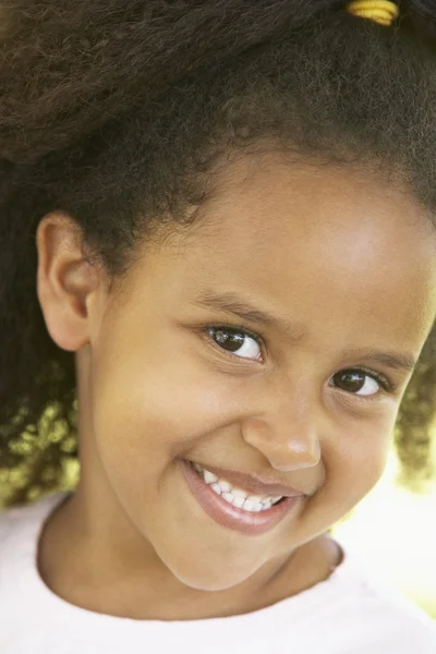 微笑着的年轻女孩的肖像 — 图库照片
