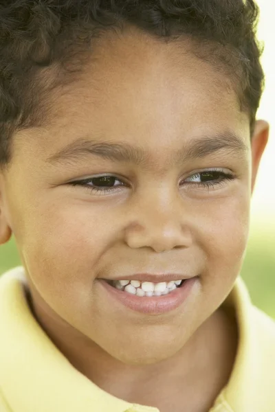 Retrato de menino sorrindo — Fotografia de Stock
