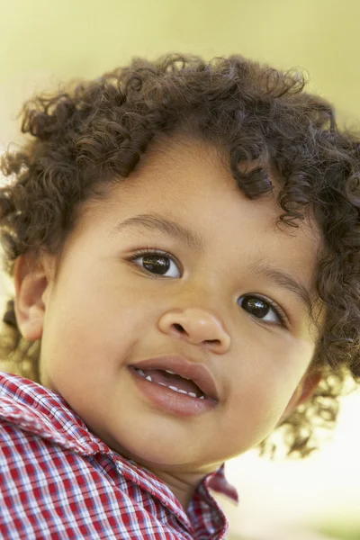 笑みを浮かべて赤ちゃんの男の子の肖像画 — ストック写真
