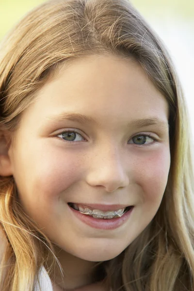 Barn porträtt, flicka, glad, leende, hängslen, ambitioner, hopef — Stockfoto