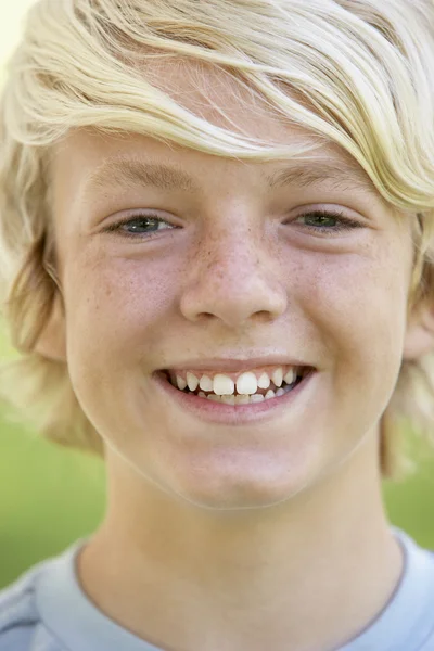 Portret nastoletni chłopak uśmiechając się — Zdjęcie stockowe