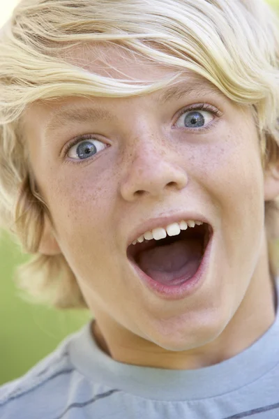 Nastoletni Chłopak Szuka Podekscytowany Portret — Zdjęcie stockowe
