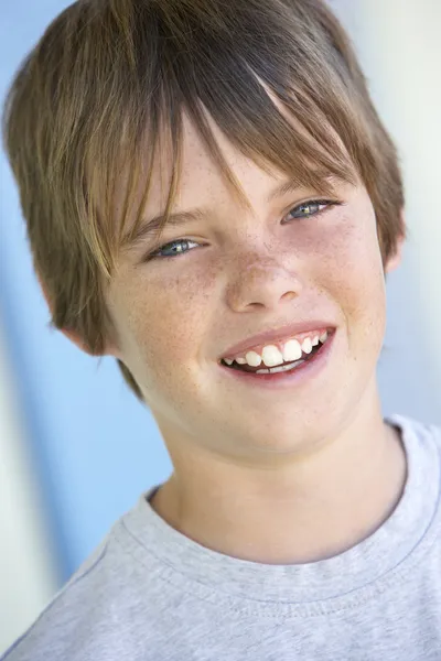 预青少年男孩微笑的肖像 — 图库照片