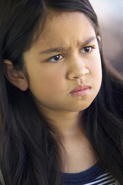 Πορτραίτο κοριτσιού frowning — Φωτογραφία Αρχείου