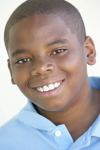 Portret van jongen glimlachen — Stockfoto
