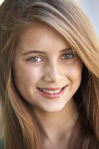 Porträt Eines Lächelnden Mädchens — Stockfoto