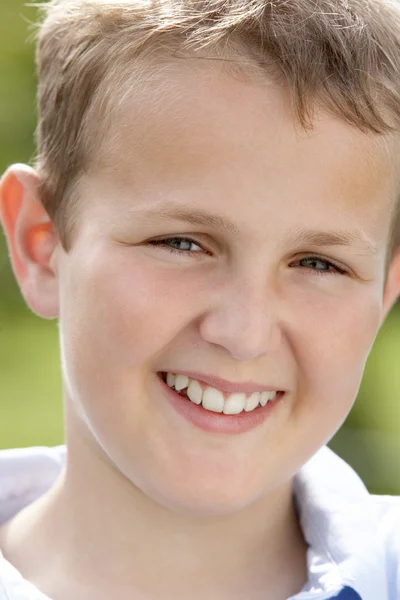 Portret wstępnie teen chłopiec uśmiechający się — Zdjęcie stockowe
