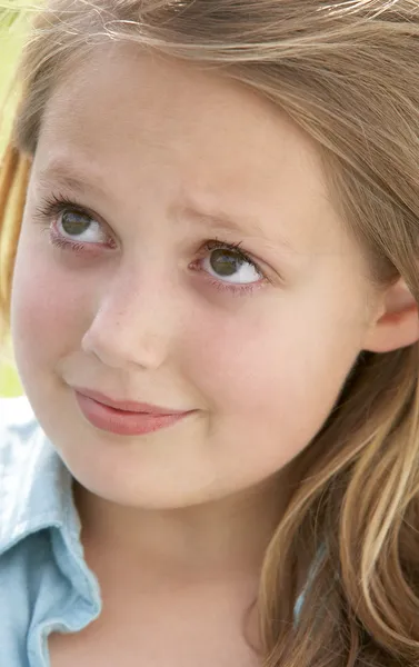 Porträtt av pre-tonåring flicka som osäker — Stockfoto
