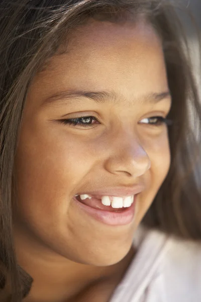 Gülümseyen genç kızın portresi — Stok fotoğraf