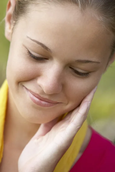 Portrait Of Teenage Girl Resting Head In Hands And Smiling — Stock Photo, Image