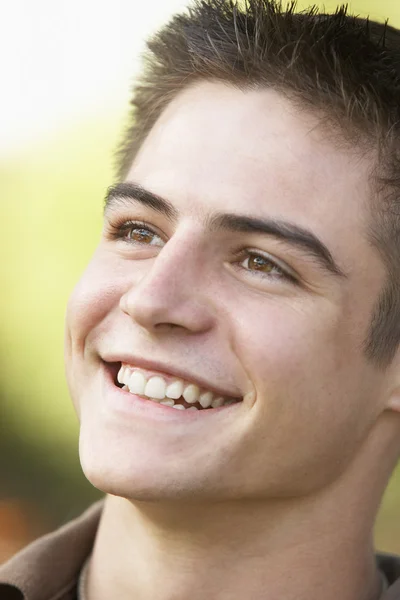 Πορτραίτο του έφηβου αγοριού χαμογελώντας — Φωτογραφία Αρχείου