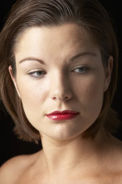 Portrét mladé ženy s červenou rtěnku — Stock fotografie