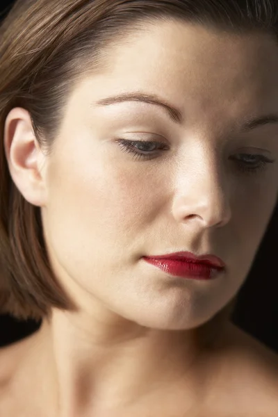 Retrato de mujer joven con lápiz labial rojo —  Fotos de Stock