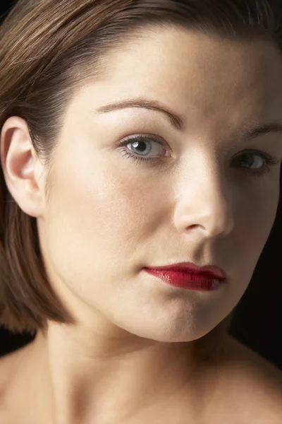 Retrato de mujer joven con lápiz labial rojo — Foto de Stock