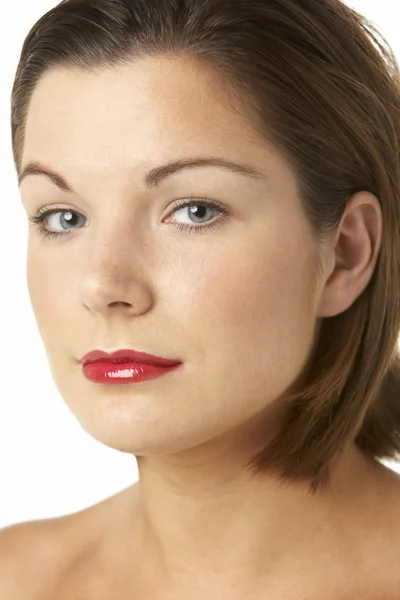 Retrato de mujer joven con lápiz labial rojo — Foto de Stock