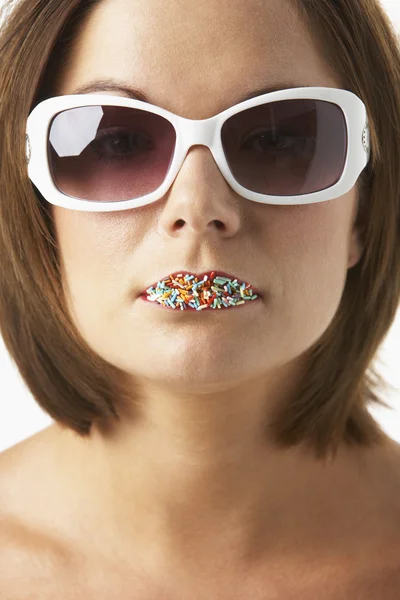 Genç Bir Kadın Onu Dudaklarından Sprinkles Ile Güneş Gözlüğü Takıyor — Stok fotoğraf