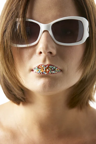 Giovane Donna Che Indossa Occhiali Sole Con Spruzzi Sulle Labbra — Foto Stock