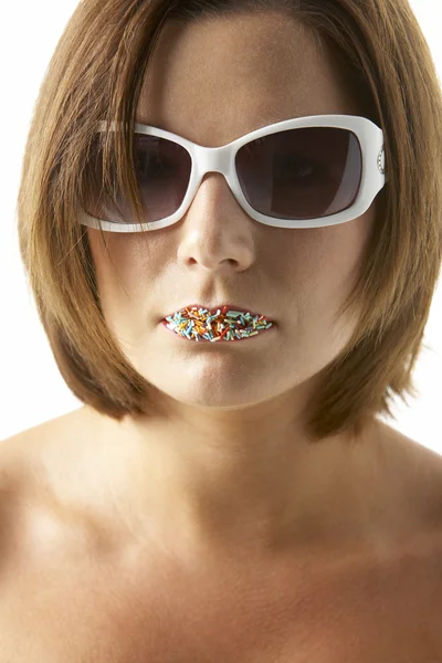 Młoda Kobieta Nosi Okulary Posypką Jej Ustach — Zdjęcie stockowe